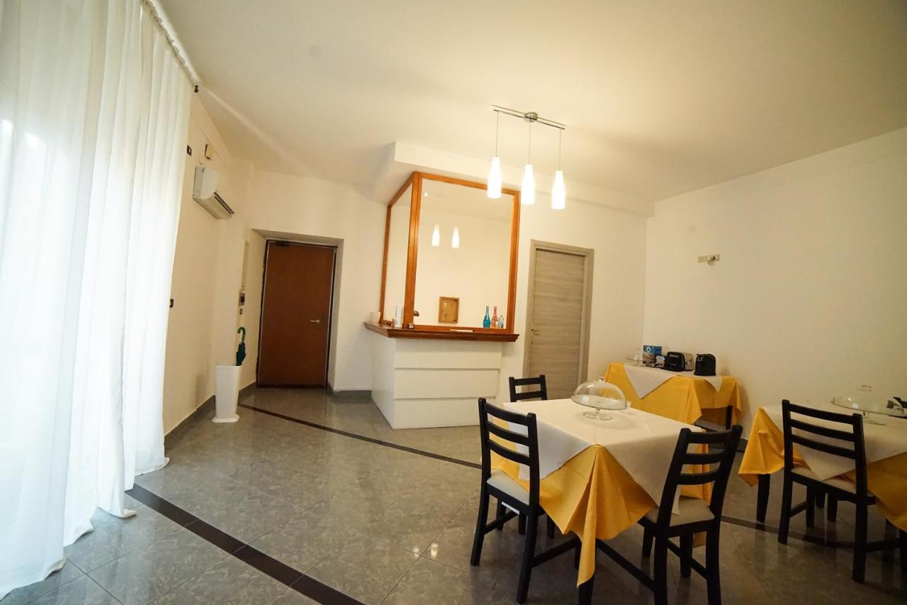 Central Home B&B โกเซนซา ภายนอก รูปภาพ